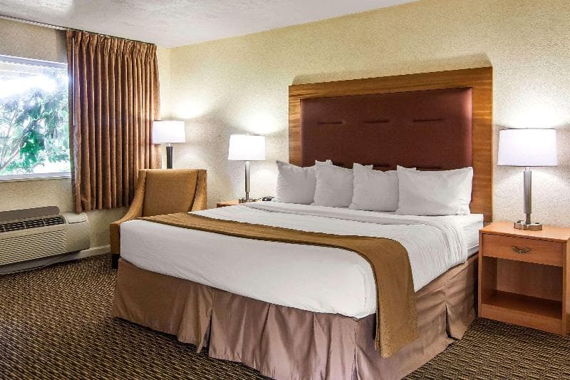 Quality Inn & Suites at Coos Bay 2