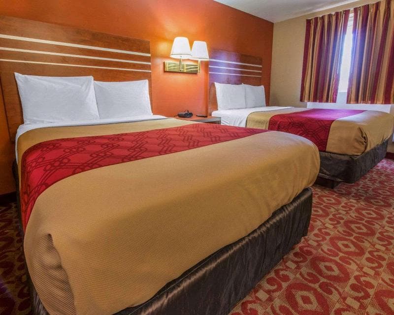 Econo Lodge 3