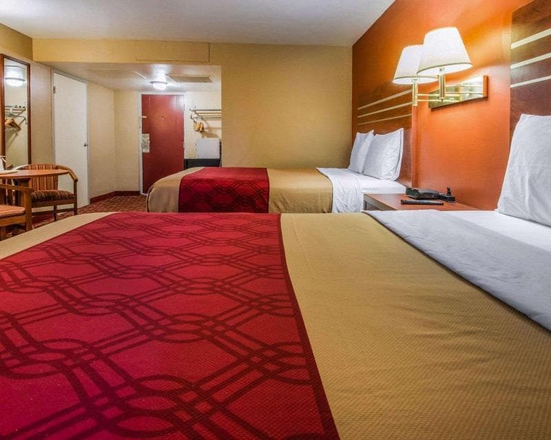 Econo Lodge 5