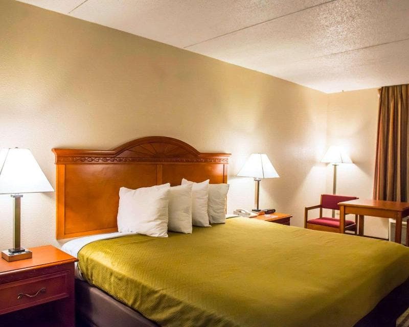 Econo Lodge Panama City 4