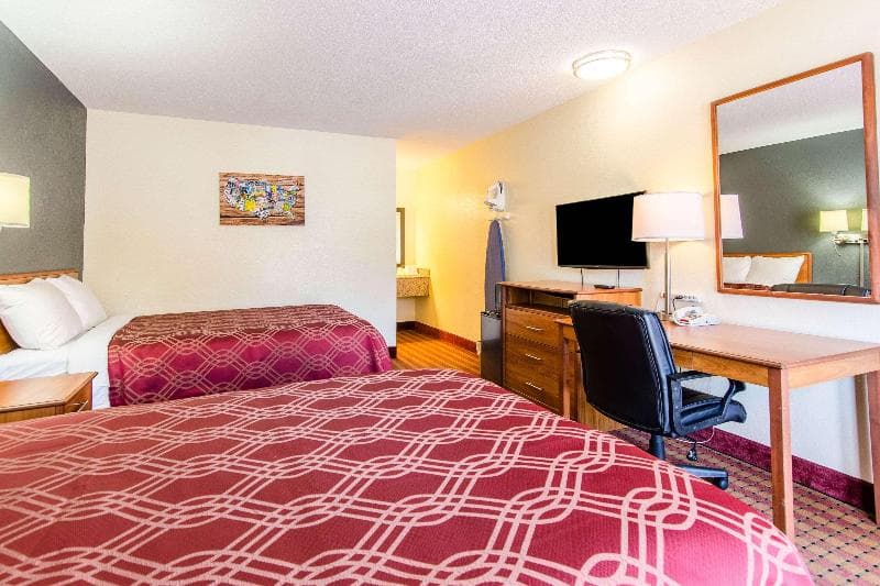 Econo Lodge Near Motor Speedway 1