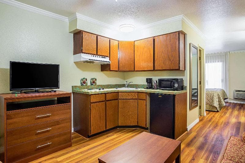 Rodeway Inn & Suites 5
