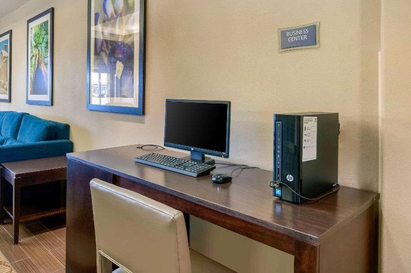 Comfort Inn & Suites photo 1