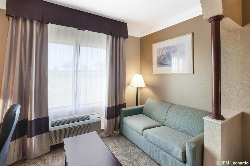 Comfort Suites Plainview 4