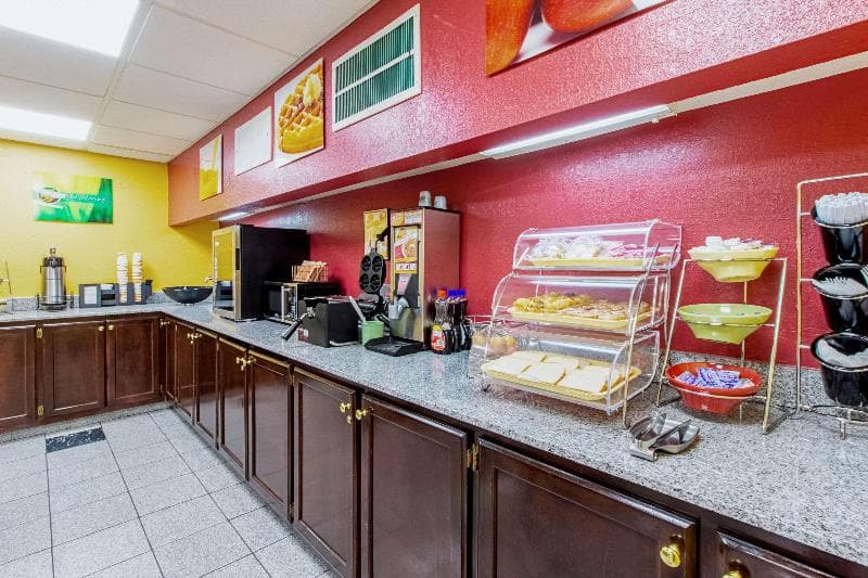 Rodeway Inn & Suites photo 1