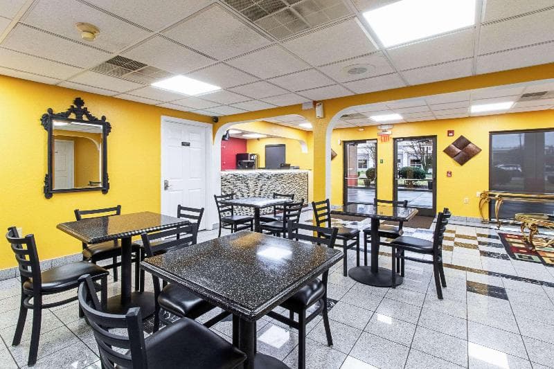 Rodeway Inn & Suites 4