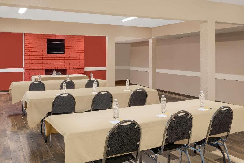 Days Inn by Wyndham College Station University Drive photo 1