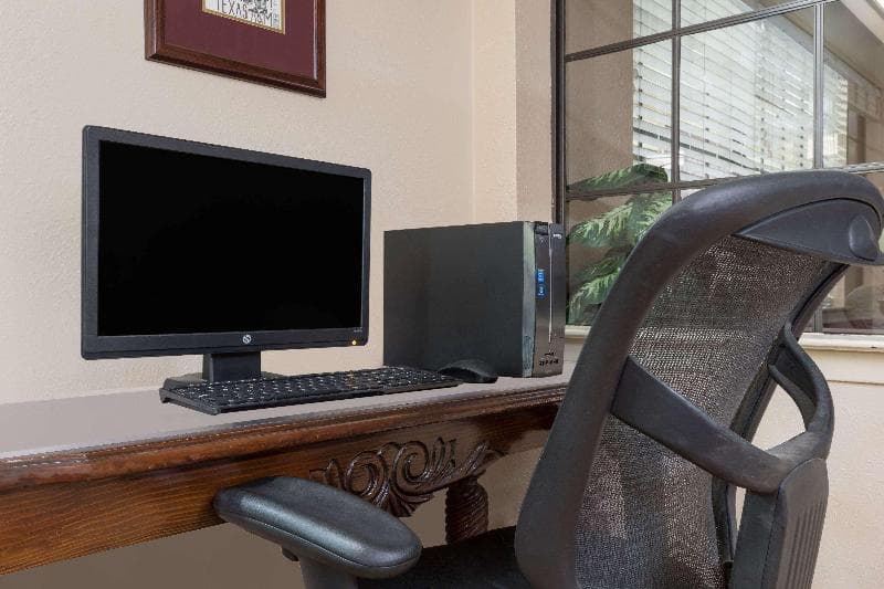 Days Inn by Wyndham College Station University Drive 3