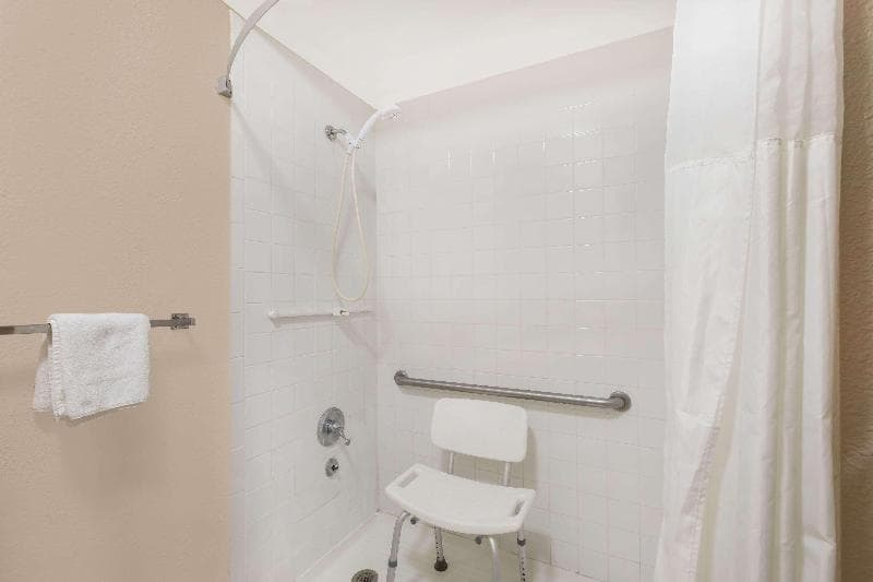 Days Inn by Wyndham College Station University Drive 5