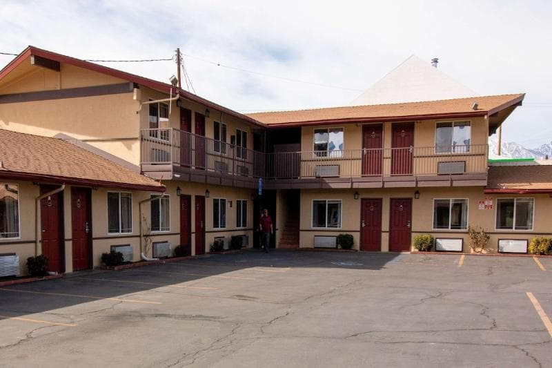 Quality Inn Bishop near Mammoth main
