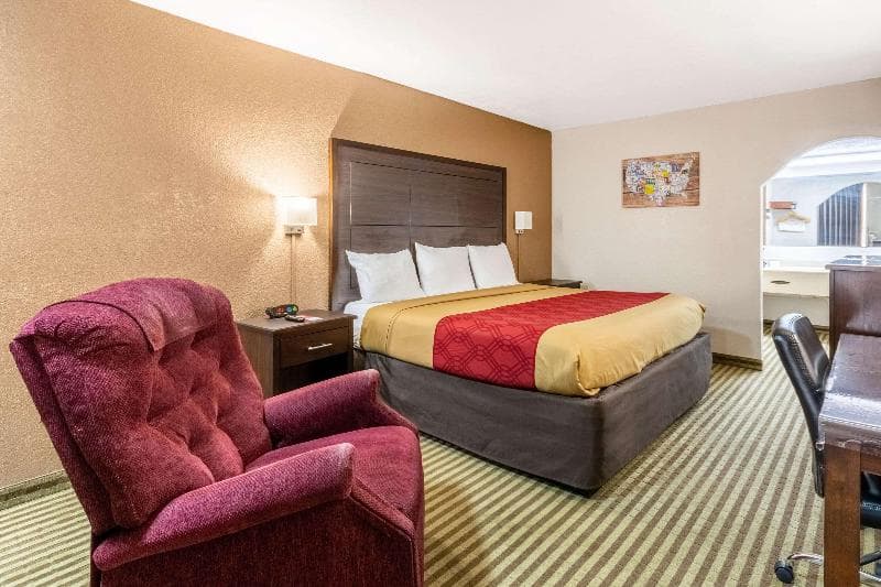 Econo Lodge 3