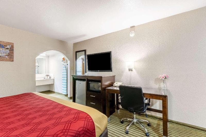 Econo Lodge 4