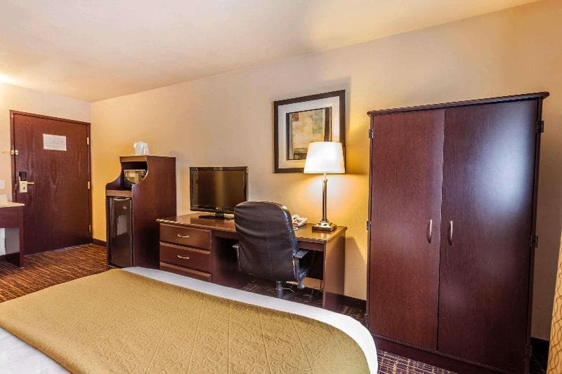 Quality Inn Near Seattle Premium Outlets 4