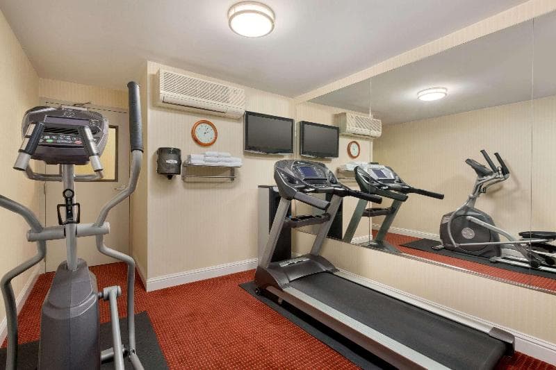Ramada by Wyndham Oakland Downtown City Center 3