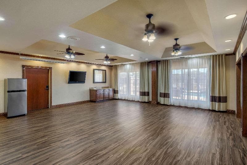Comfort Suites Marshall 4
