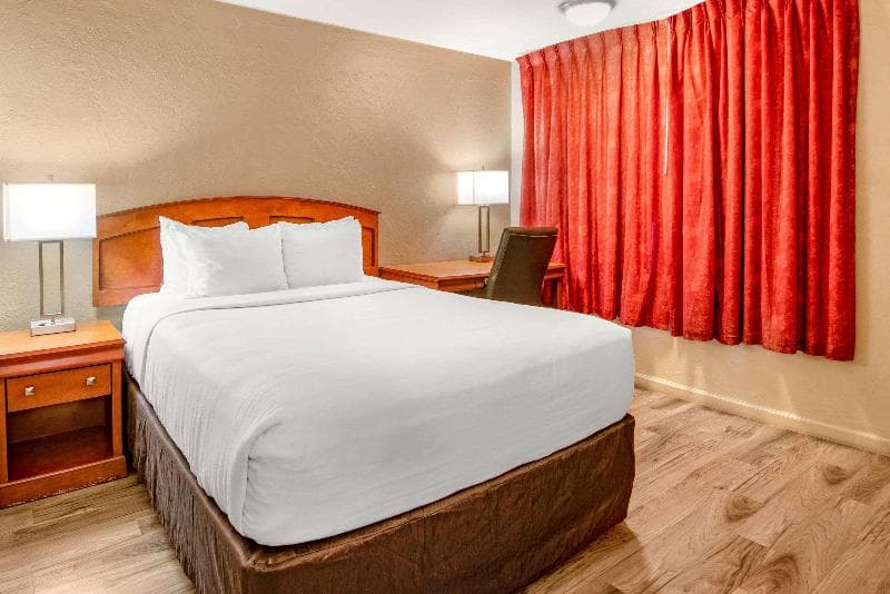 Econo Lodge Inn & Suites photo 1