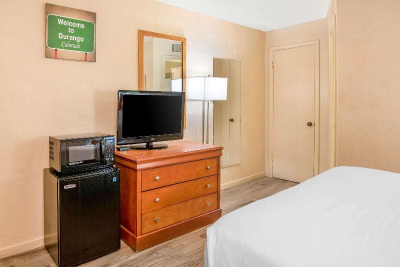 Econo Lodge Inn & Suites 2