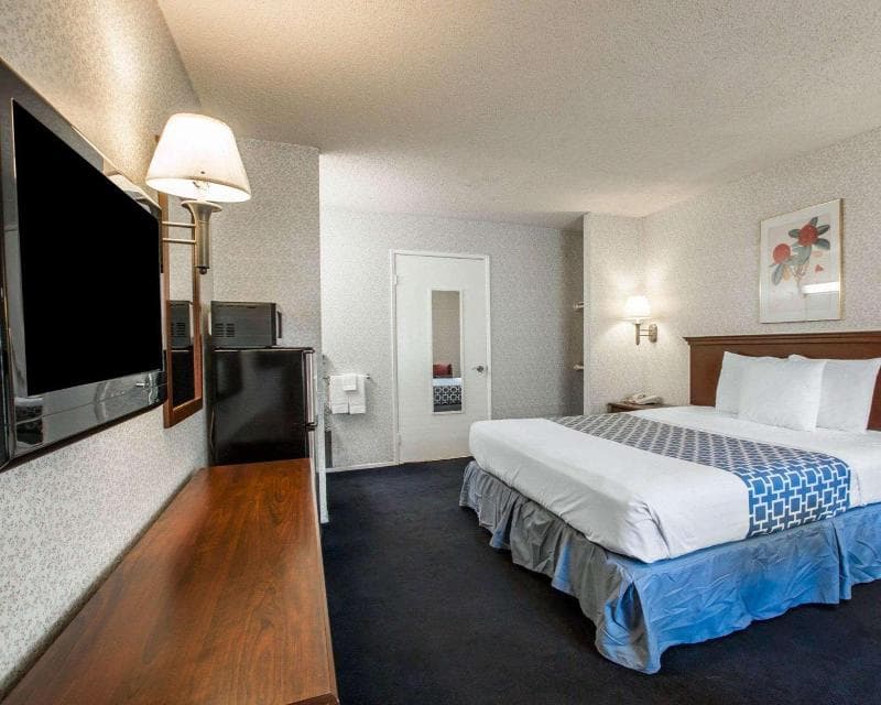 Econo Lodge 3