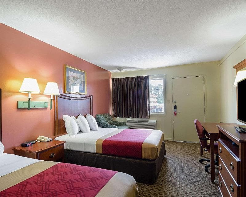 Econo Lodge North 1