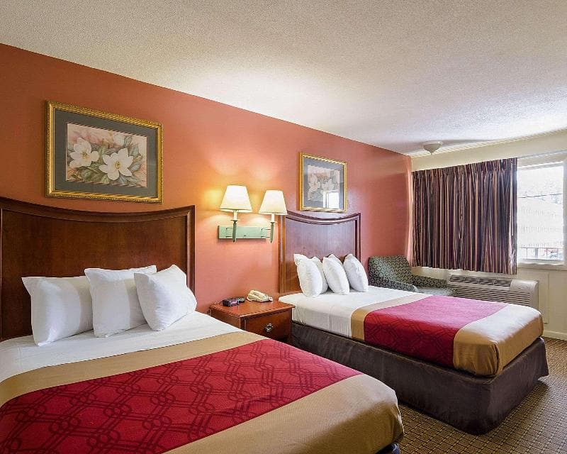 Econo Lodge North 3