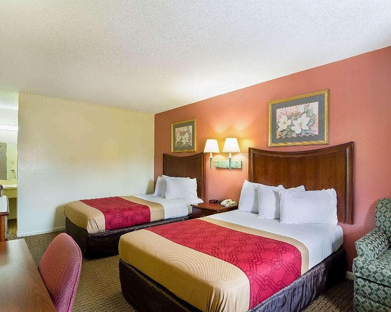 Econo Lodge North 4