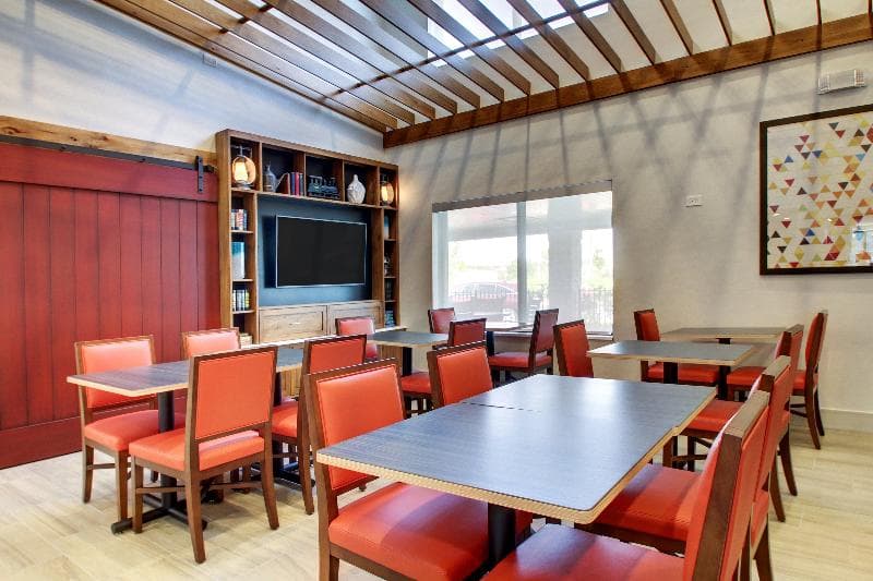 Holiday Inn Express & Suites Aurora - Naperville 3