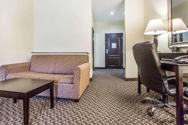 Comfort Suites Clinton 3