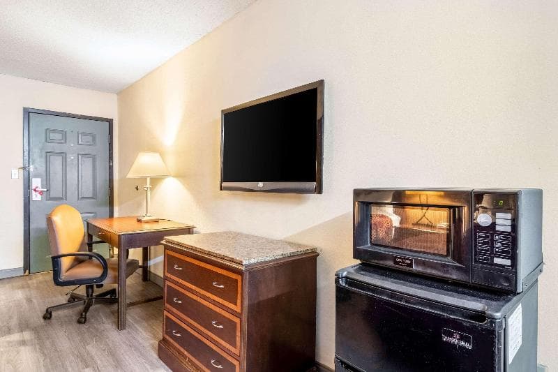 Econo Lodge 2