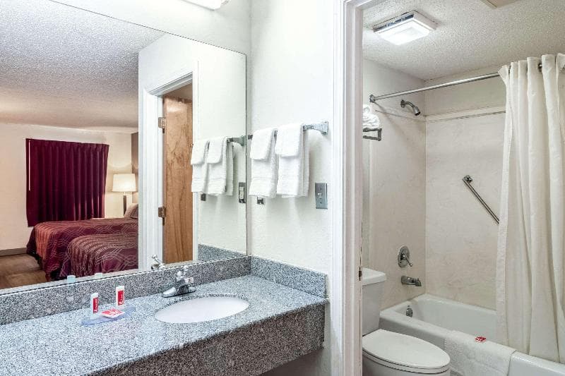 Econo Lodge 3