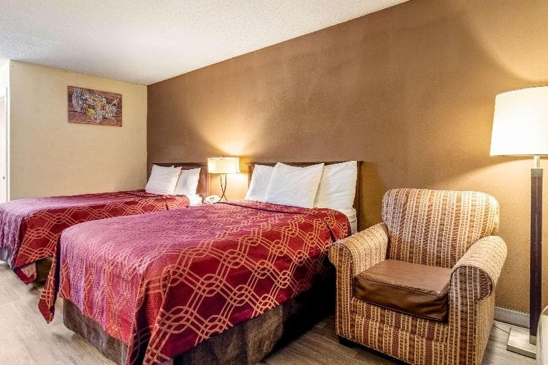 Econo Lodge 4