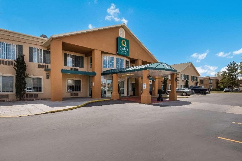 Quality Inn & Suites Airport West 4