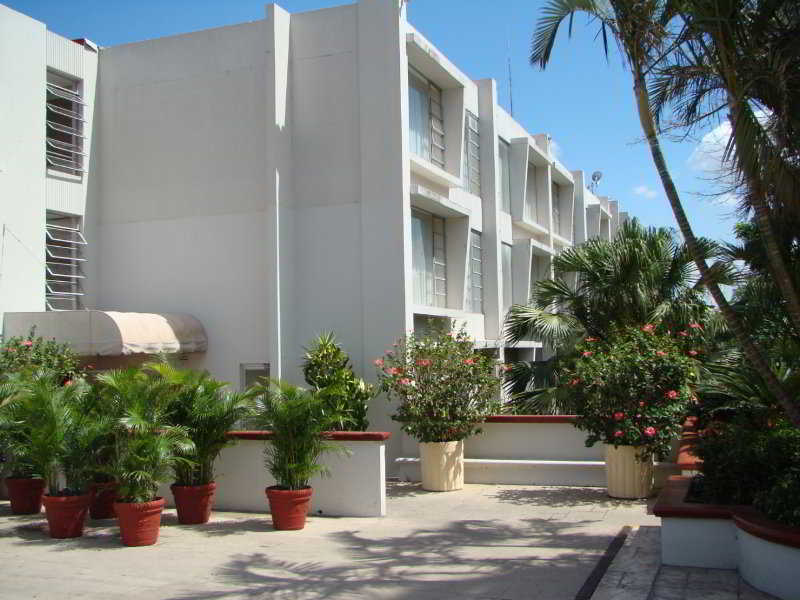 Plaza Hotel & Suites photo 1