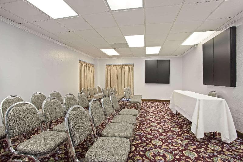 Baymont Inn & Suites Tampa near Busch Gardens/USF 4