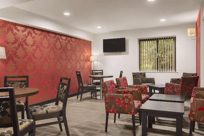 Ramada by Wyndham Cambridge 4
