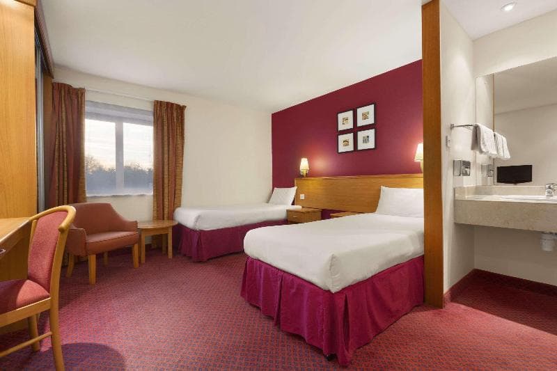 Days Inn by Wyndham Stevenage North 3