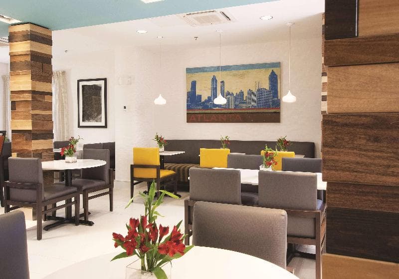 La Quinta Inn & Suites by Wyndham Atlanta Airport North 3