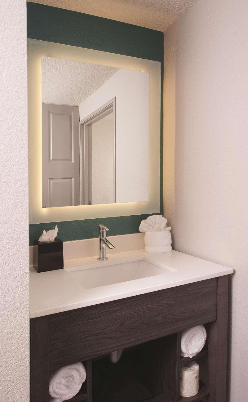 La Quinta Inn & Suites by Wyndham Atlanta Airport North 4