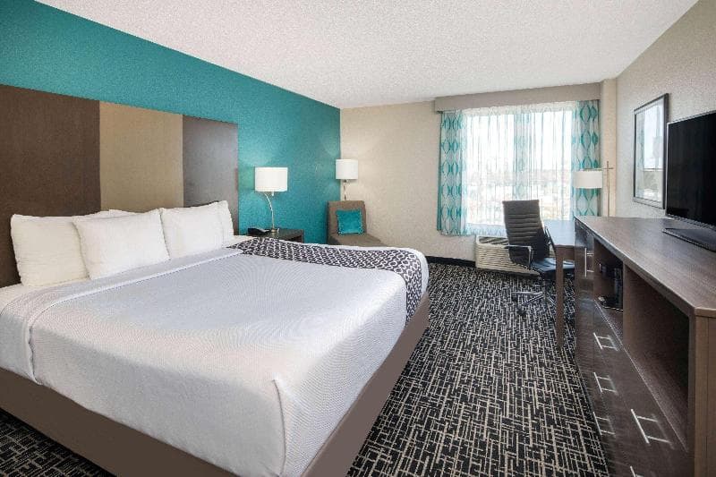 La Quinta Inn & Suites by Wyndham Atlanta Airport North 5