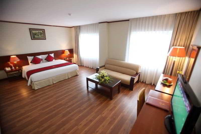 Sunny Hotel 3 5