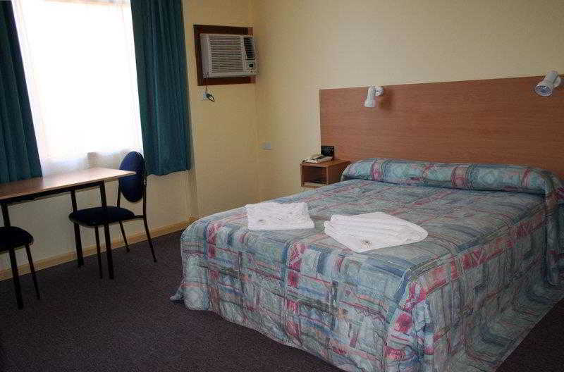 Colonial Motel 1