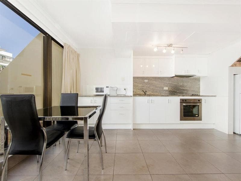 Broadbeach Travel Inn Apartments 3