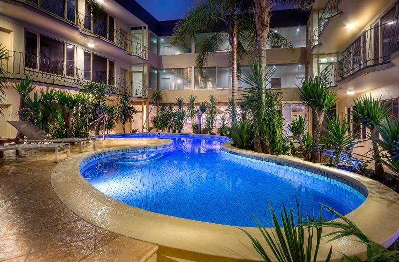 Best Western Plus Travel Inn Hotel 4