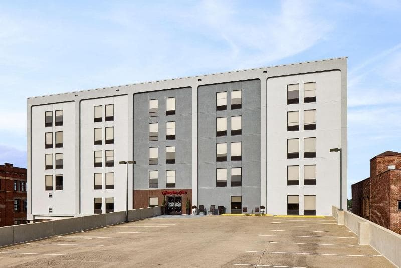 Hampton Inn Massillon 4