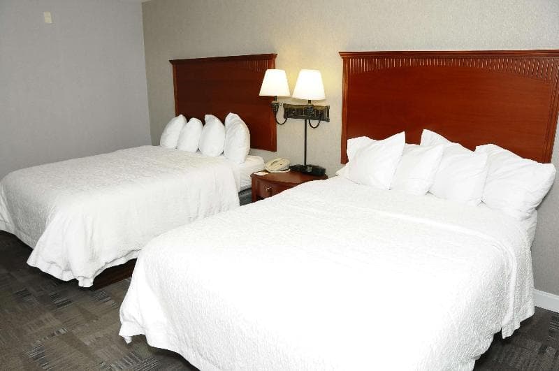 Hampton Inn & Suites Redding 2