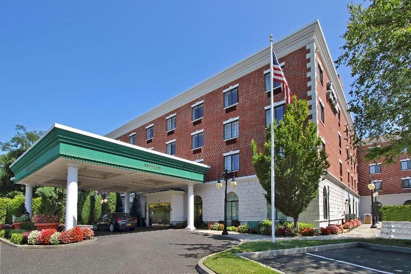Hampton Inn & Suites Rockville Centre 4