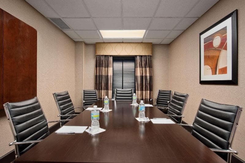 Hampton Inn & Suites Detroit/Airport-Romulus 4