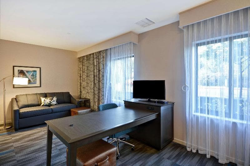 Hampton Inn and Suites Los Angeles Burbank Airport 4