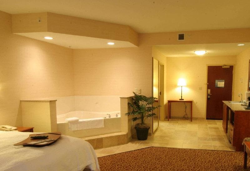 Hampton Inn & Suites Grove City 2