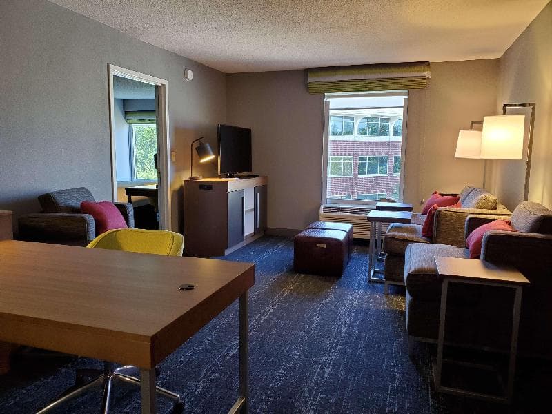 Hampton Inn & Suites Newtown 3
