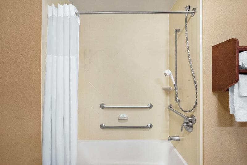 Hampton Inn & Suites West Bend 5